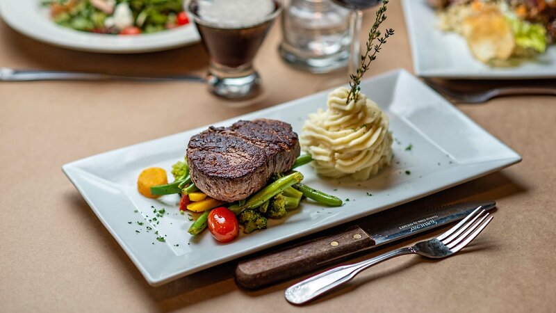 Skirt steak with side of mashed potatoes and vegetables